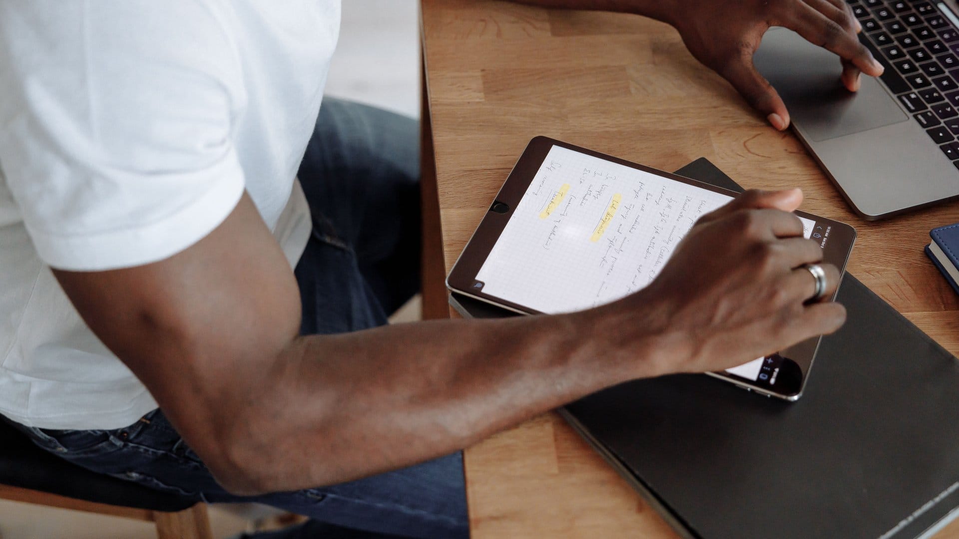 Microsoft OneNote for office professionals — Microsoft OneNote for Office Professionals: Get Organized at Work | photo by Thirdman via Pexels